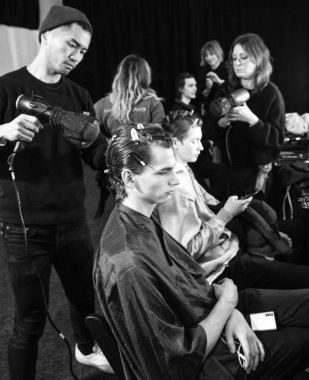 New York, Ny - 13 Şubat 2019: Manken sahne arkasında patron sonbahar kış 2019 Defile sırasında New York moda haftası için hazırlar.