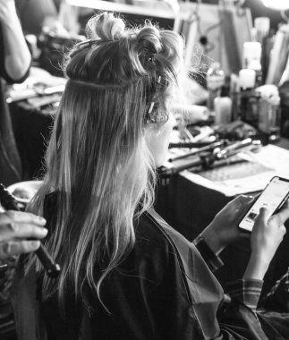 New York, Ny - 13 Şubat 2019: Manken sahne arkasında patron sonbahar kış 2019 Defile sırasında New York moda haftası için hazırlar.