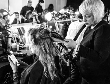 New York, Ny - 13 Şubat 2019: Manken sahne arkasında patron sonbahar kış 2019 Defile sırasında New York moda haftası için hazırlar.