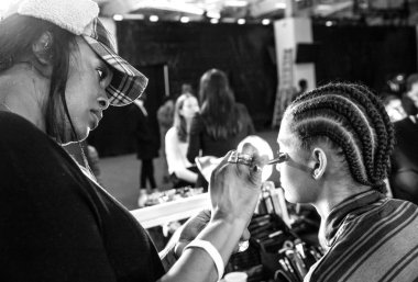 New York, Ny - 13 Şubat 2019: Manken sahne arkasında patron sonbahar kış 2019 Defile sırasında New York moda haftası için hazırlar.