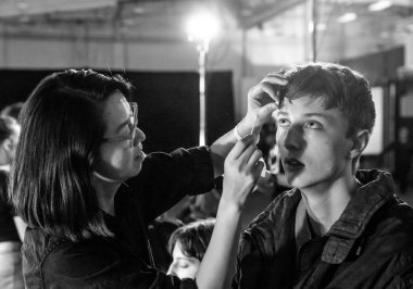 New York, Ny - 13 Şubat 2019: Manken sahne arkasında patron sonbahar kış 2019 Defile sırasında New York moda haftası için hazırlar.