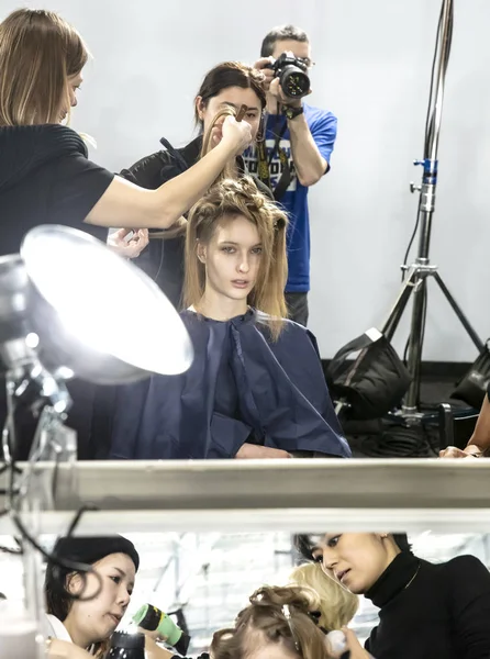 New York, Ny - 13 Şubat 2019: Manken sahne arkasında patron sonbahar kış 2019 Defile sırasında New York moda haftası için hazırlar.