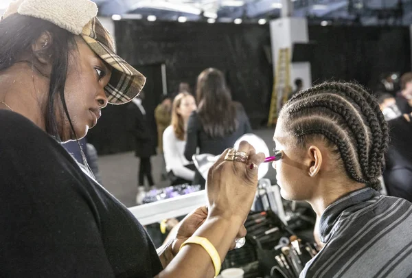 Nova York Fevereiro 2019 Modelo Prepara Nos Bastidores Para Desfile — Fotografia de Stock