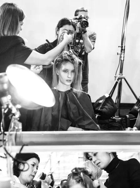 New York, Ny - 13 Şubat 2019: Manken sahne arkasında patron sonbahar kış 2019 Defile sırasında New York moda haftası için hazırlar.