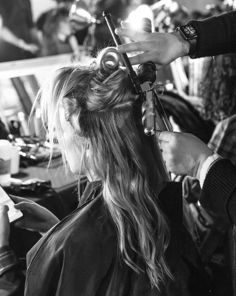 New York, Ny - 13 Şubat 2019: Manken sahne arkasında patron sonbahar kış 2019 Defile sırasında New York moda haftası için hazırlar.