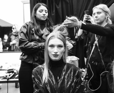 New York, Ny - 08 Şubat 2019: Manken sahne arkasına Cushnie sonbahar kış 2019 defile sırasında New York moda haftası için hazırlar.