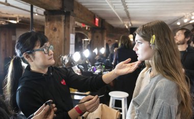 New York, Ny - 11 Şubat 2019: Manken sahne arkasında rehberleri ve Voltaire sonbahar kış 2019 Defile sırasında New York moda haftası için hazırlar.