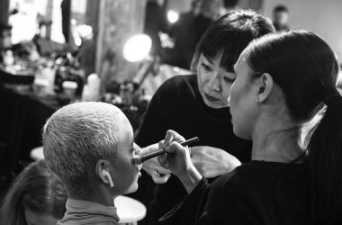 New York, Ny - 11 Şubat 2019: Manken sahne arkasında rehberleri ve Voltaire sonbahar kış 2019 Defile sırasında New York moda haftası için hazırlar.