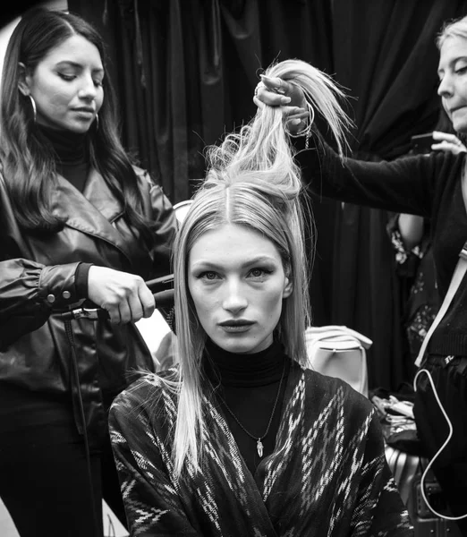 Nova York Fevereiro 2019 Modelo Prepara Nos Bastidores Para Desfile — Fotografia de Stock