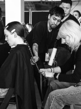 New York, Ny - 10 Şubat 2019: Manken sahne arkasında Tory Burch sonbahar kış 2019 Defile sırasında New York moda haftası için hazırlar.