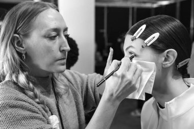 New York, Ny - 10 Şubat 2019: Manken sahne arkasında Tory Burch sonbahar kış 2019 Defile sırasında New York moda haftası için hazırlar.