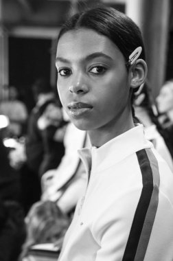 New York, Ny - 10 Şubat 2019: A modeli pozlar Tory Burch sonbahar kış 2019 Defile sırasında New York moda haftası için sahne arkasında