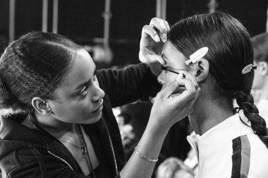 New York, Ny - 10 Şubat 2019: Manken sahne arkasında Tory Burch sonbahar kış 2019 Defile sırasında New York moda haftası için hazırlar.