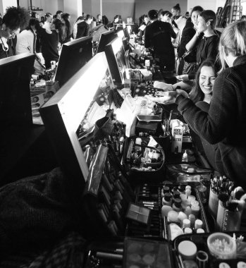 New York, Ny - 10 Şubat 2019: Tory Burch sonbahar kış 2019 moda gösterisi New York Moda Haftası sırasında önce sahne arkası atmosferin bir görünüm