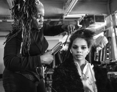 New York, Ny - 10 Şubat 2019: Manken sahne arkasında Tory Burch sonbahar kış 2019 Defile sırasında New York moda haftası için hazırlar.