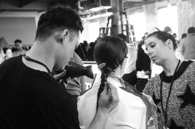 New York, Ny - 10 Şubat 2019: Manken sahne arkasında Tory Burch sonbahar kış 2019 Defile sırasında New York moda haftası için hazırlar.