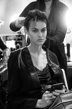 New York, Ny - 09 Şubat 2019: Manken sahne arkasında Cristian Siriano sonbahar kış 2019 Defile sırasında New York moda haftası için hazırlar.