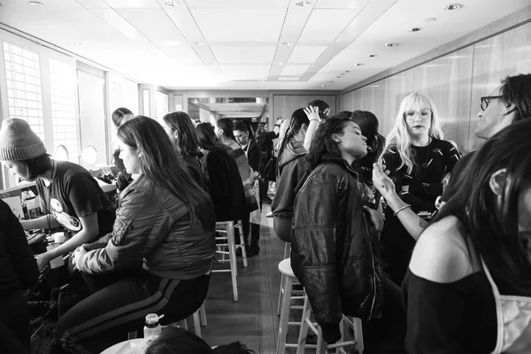 ニューヨーク 2019 ニューヨーク ファッション ウィーク中にクリスティアン Siriano 2019 ファッションショーの楽屋モデルの準備 — ストック写真