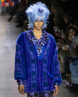 New York, New York - 11 Şubat 2019: Dilone Anna Sui sonbahar kış 2019 defile pist yürür