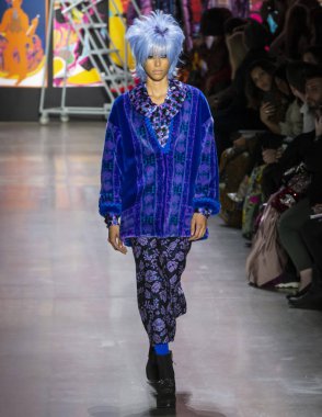 New York, New York - 11 Şubat 2019: Dilone Anna Sui sonbahar kış 2019 defile pist yürür