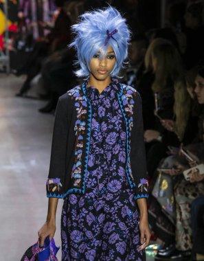 New York, New York - 11 Şubat 2019: Naomi çene kanat Anna Sui sonbahar kış 2019 defile pist yürür