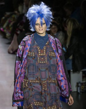 New York, New York - 11 Şubat 2019: Hanne Gaby Odiele Anna Sui sonbahar kış 2019 defile pist yürür