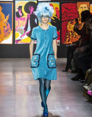 New York, New York - 11 Şubat 2019: Kris Grikaite Anna Sui sonbahar kış 2019 defile pist yürür