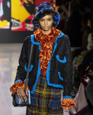 New York, New York - 11 Şubat 2019: Ugbad Abdi Anna Sui sonbahar kış 2019 defile pist yürür