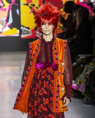 New York, New York - 11 Şubat 2019: Janice Alida Anna Sui sonbahar kış 2019 defile pist yürür