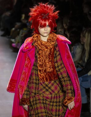 New York, New York - 11 Şubat 2019: Fran Summers Anna Sui sonbahar kış 2019 defile pist yürür