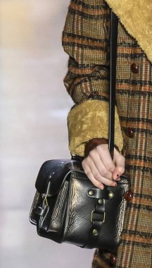 New York, New York - 11 Şubat 2019: bir model (çanta detay) Anna Sui sonbahar kış 2019 defile pist yürür