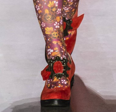 New York, New York - 11 Şubat 2019: bir model (ayakkabı detay) Anna Sui sonbahar kış 2019 defile pist yürür