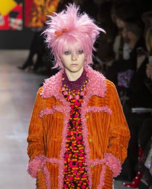 New York, New York - 11 Şubat 2019: Lily Nova Anna Sui sonbahar kış 2019 defile pist yürür