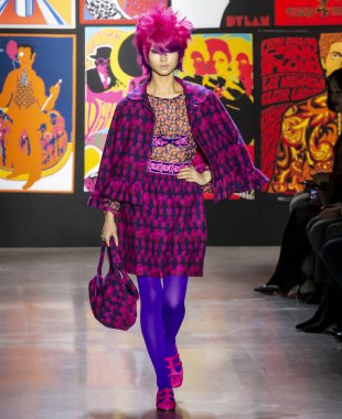 New York, New York - 11 Şubat 2019: Yoon genç Bae Anna Sui sonbahar kış 2019 defile pist yürür