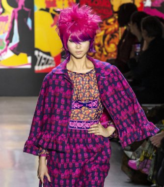 New York, New York - 11 Şubat 2019: Yoon genç Bae Anna Sui sonbahar kış 2019 defile pist yürür