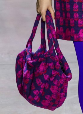 New York, New York - 11 Şubat 2019: bir model (çanta detay) Anna Sui sonbahar kış 2019 defile pist yürür