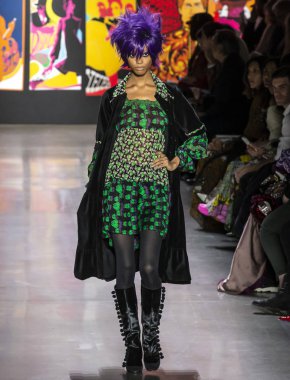 New York, New York - 11 Şubat 2019: Londone Myers Anna Sui sonbahar kış 2019 defile pist yürür