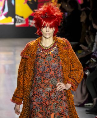 New York, New York - 11 Şubat 2019: Janice Alida Anna Sui sonbahar kış 2019 defile pist yürür