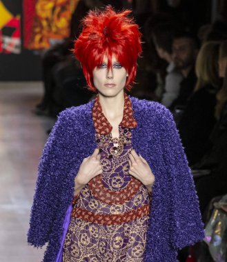 New York, New York - 11 Şubat 2019: Kiki Willems Anna Sui sonbahar kış 2019 defile pist yürür