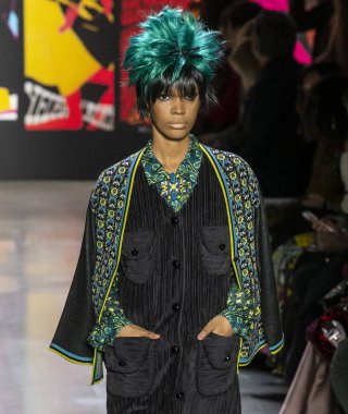New York, New York - 11 Şubat 2019: Eftagine Fevilien Anna Sui sonbahar kış 2019 defile pist yürür