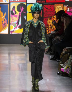 New York, New York - 11 Şubat 2019: Eftagine Fevilien Anna Sui sonbahar kış 2019 defile pist yürür