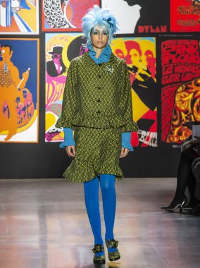 New York, New York - 11 Şubat 2019: Nora Attal Anna Sui sonbahar kış 2019 defile pist yürür