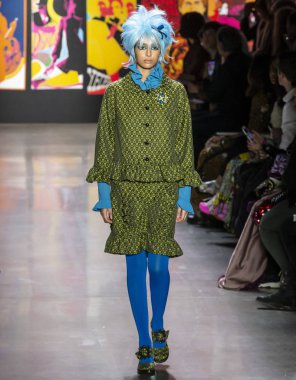 New York, New York - 11 Şubat 2019: Nora Attal Anna Sui sonbahar kış 2019 defile pist yürür