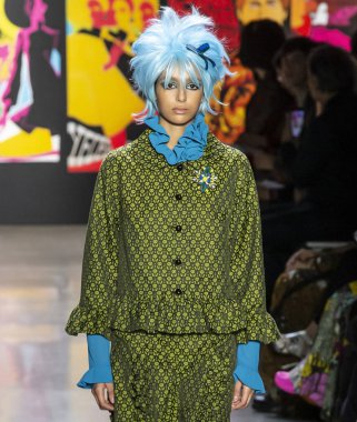 New York, New York - 11 Şubat 2019: Nora Attal Anna Sui sonbahar kış 2019 defile pist yürür