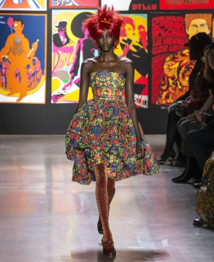 New York, New York - 11 Şubat 2019: Anok Yai Anna Sui sonbahar kış 2019 defile pist yürür