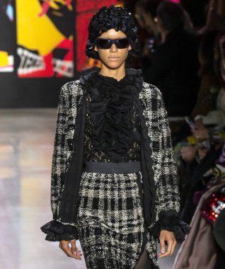 New York, New York - 11 Şubat 2019: Dilone Anna Sui sonbahar kış 2019 defile pist yürür