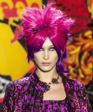 New York, New York - 11 Şubat 2019: Bella Hadid Anna Sui sonbahar kış 2019 defile pist yürür
