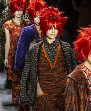 New York, New York - 11 Şubat 2019: modelleri yürüyüş Anna Sui sonbahar kış 2019 defile pist