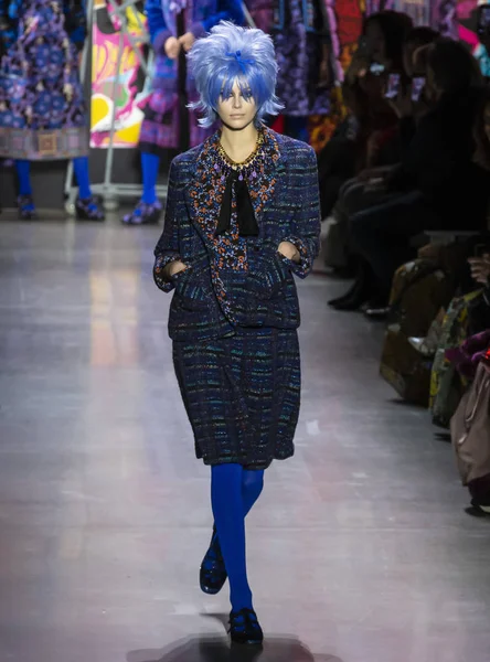 New York, New York - 11 Şubat 2019: Kaia Gerber Anna Sui sonbahar kış 2019 defile pist yürür