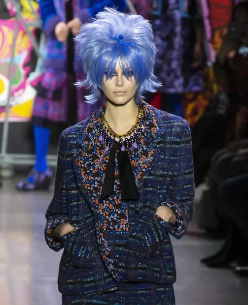 New York, New York - 11 Şubat 2019: Kaia Gerber Anna Sui sonbahar kış 2019 defile pist yürür